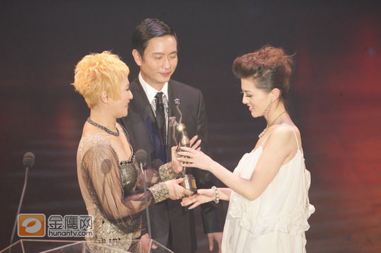 赤壁电影歌曲的主唱者阿兰代替岩代太郎上台领奖。