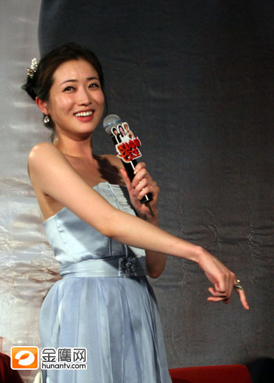 金鹰娱乐讯 （摄影：赵文）4月19日晚《七公主》雪七、美七、年士兵的扮演者欢聚长沙王府井影院，与广大粉丝进行了互动见面会。“美七”崔贞媛当场遭主持人逼婚，掀起现场一阵高潮。 （金鹰网版权所有，转载请注明出处）