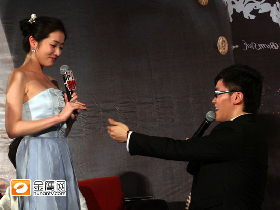 金鹰娱乐讯 （摄影：赵文）4月19日晚《七公主》雪七、美七、年士兵的扮演者欢聚长沙王府井影院，与广大粉丝进行了互动见面会。“美七”崔贞媛当场遭主持人逼婚，掀起现场一阵高潮。 （金鹰网版权所有，转载请注明出处）