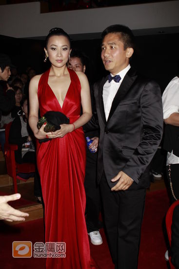 刘嘉玲牵手夫君梁朝伟示人任拍，甜蜜无限，婚后果真不同凡响。