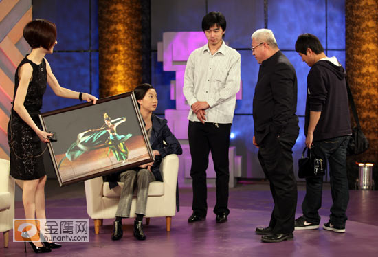 刘岩曾在2006年春晚中与杨丽萍、谭元元共舞《岁寒三友》之红梅，为2008北京奥运会开幕式“飞天舞蹈片段”的原定演员，在倒计时前10天的彩排中，却失足摔下造成胸部以下瘫痪。图为刘岩在《说出你的故事》节目现场。