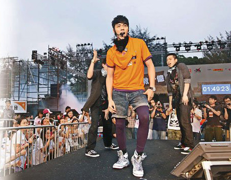 陈伟霆捱饿表演,为超过四千名营友打气。