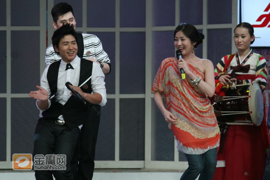 “美七”与主持人欧弟演唱“三只小熊”，并配上舞蹈动作，可爱又调皮。