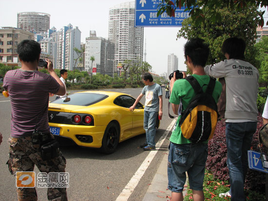 这位跑车“群演”俨然成了“大腕”