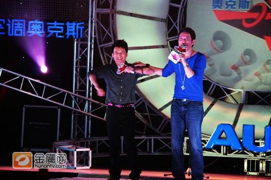 4 近日，湖南卫视和天娱传媒联手打造的国内首档明星人气检测真人秀节目《一呼百应》刘力扬南宁歌迷见面会在广西民族大学灯光球场举行，由湖南卫视主持人李维嘉和“快男”吉杰担任这档节目的主持人。（金鹰网独家稿件 转载请注明版权）