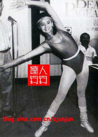 照片上这个笑容甜美，有点龅牙的女孩就是张曼玉。这是17岁的张曼玉，那一年她从第二故乡回到香港被星探发掘当兼职模特，谁也没想到这个清涩的小丫头日后会让整个华语影坛为之倾倒的女人！