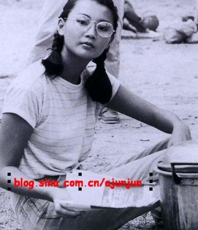后来张曼玉开始走出选美参加电视剧的拍摄，这是她早期作品电视剧《新扎师兄》的剧照，一个可爱十足的丑小鸭角色