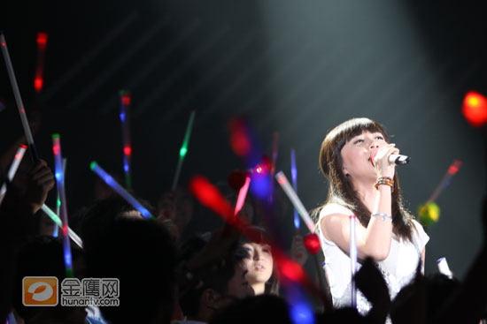 上场《挑麦》冠军李岚现场演唱《蓝天》