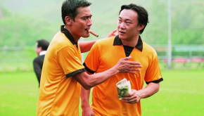 与陈奕迅对戏的梁家辉（左）饰演总华探长李乐功