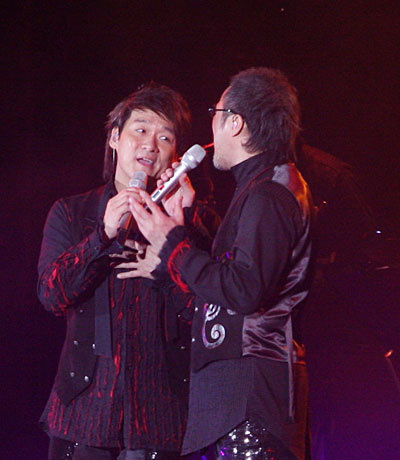 周华健与李宗盛在北京工体演唱会上