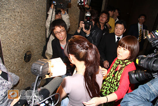 张柏芝亲自抱着儿子被媒体围攻追逐访问，毫不觉得辛苦，十足好妈妈。lucas不惧镜头，十分可爱。