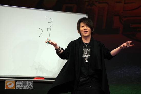 刘谦现场表演魔术