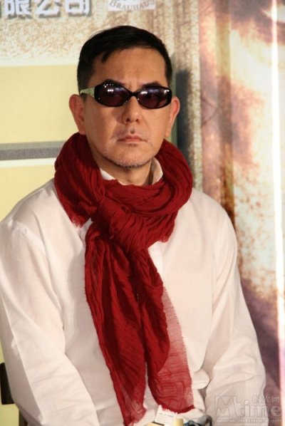 黄秋生神情严肃