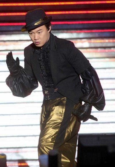 “K歌之王”陈奕迅Eason’s moving on stage 19站演唱会昨天(4月25日)晚上在上海虹口体育场上演，身披巨型黑色披风华丽登场的他，开场便用一曲粤语版《K歌之王》征服全场。图文：陈奕迅秀舞蹈