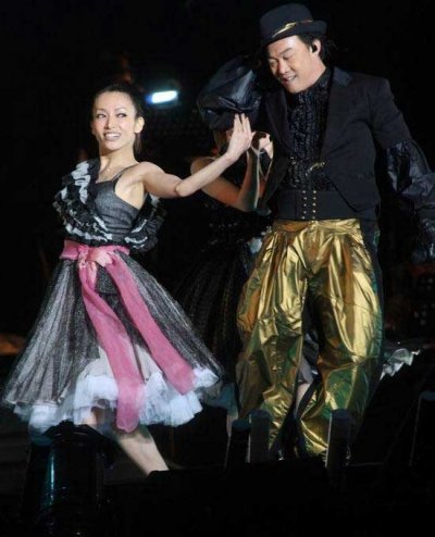 “K歌之王”陈奕迅Eason’s moving on stage 19站演唱会昨天(4月25日)晚上在上海虹口体育场上演，身披巨型黑色披风华丽登场的他，开场便用一曲粤语版《K歌之王》征服全场。图文：陈奕迅与舞伴起舞。