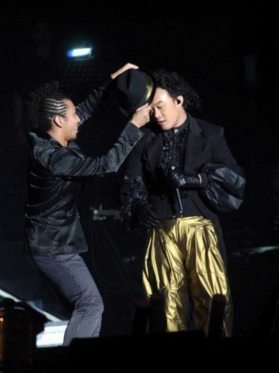 “K歌之王”陈奕迅Eason’s moving on stage 19站演唱会昨天(4月25日)晚上在上海虹口体育场上演，身披巨型黑色披风华丽登场的他，开场便用一曲粤语版《K歌之王》征服全场。图文：陈奕迅戴帽子。