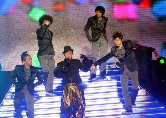 “K歌之王”陈奕迅Eason’s moving on stage 19站演唱会昨天(4月25日)晚上在上海虹口体育场上演，身披巨型黑色披风华丽登场的他，开场便用一曲粤语版《K歌之王》征服全场。图文：陈奕迅与舞群亮相。