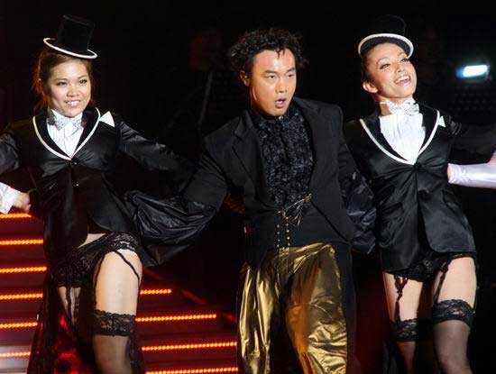 “K歌之王”陈奕迅Eason’s moving on stage 19站演唱会昨天(4月25日)晚上在上海虹口体育场上演，身披巨型黑色披风华丽登场的他，开场便用一曲粤语版《K歌之王》征服全场。图文：陈奕迅与女舞伴。