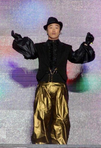 陈奕迅个性装登场