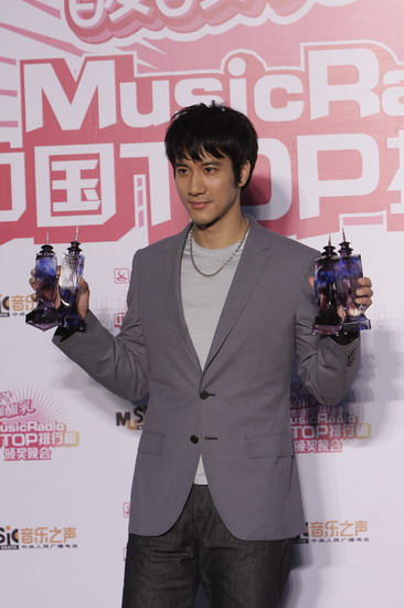 4月26日晚，中国TOP歌曲排行榜颁奖礼在北京举行，王力宏、王若琳、陈奕迅、李宇春、五月天、飞轮海等当红歌手、组合出席，王力宏凭借四项大奖成为最大赢家。图为王力宏。