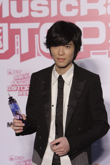 4月26日晚，中国TOP歌曲排行榜颁奖礼在北京举行，王力宏、王若琳、陈奕迅、李宇春、五月天、飞轮海等当红歌手、组合出席，王力宏凭借四项大奖成为最大赢家。图为萧敬腾。