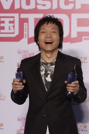 4月26日晚，中国TOP歌曲排行榜颁奖礼在北京举行，王力宏、王若琳、陈奕迅、李宇春、五月天、飞轮海等当红歌手、组合出席，王力宏凭借四项大奖成为最大赢家。图为许巍。