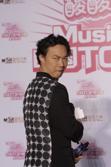 4月26日晚，中国TOP歌曲排行榜颁奖礼在北京举行，王力宏、王若琳、陈奕迅、李宇春、五月天、飞轮海等当红歌手、组合出席，王力宏凭借四项大奖成为最大赢家。图为陈奕迅。