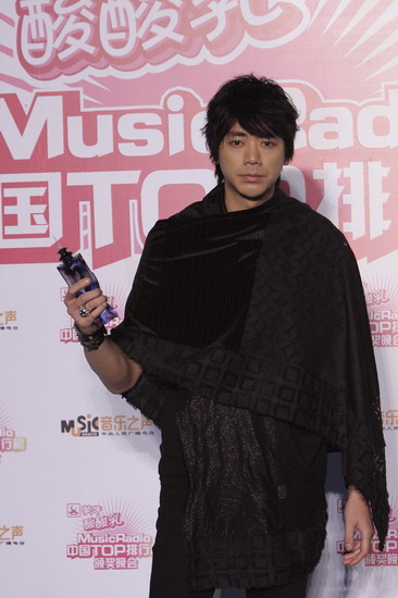 4月26日晚，中国TOP歌曲排行榜颁奖礼在北京举行，王力宏、王若琳、陈奕迅、李宇春、五月天、飞轮海等当红歌手、组合出席，王力宏凭借四项大奖成为最大赢家。图为信。