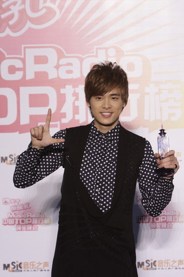 4月26日晚，中国TOP歌曲排行榜颁奖礼在北京举行，王力宏、王若琳、陈奕迅、李宇春、五月天、飞轮海等当红歌手、组合出席，王力宏凭借四项大奖成为最大赢家。图为李易峰。