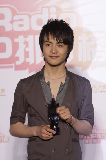 4月26日晚，中国TOP歌曲排行榜颁奖礼在北京举行，王力宏、王若琳、陈奕迅、李宇春、五月天、飞轮海等当红歌手、组合出席，王力宏凭借四项大奖成为最大赢家。图为马天宇。