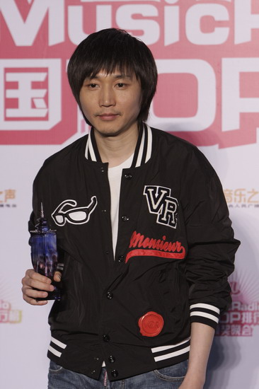 月26日晚，中国TOP歌曲排行榜颁奖礼在北京举行，王力宏、王若琳、陈奕迅、李宇春、五月天、飞轮海等当红歌手、组合出席，王力宏凭借四项大奖成为最大赢家。图为张亚东。