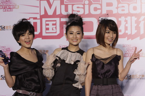 4月26日晚，中国TOP歌曲排行榜颁奖礼在北京举行，王力宏、王若琳、陈奕迅、李宇春、五月天、飞轮海等当红歌手、组合出席，王力宏凭借四项大奖成为最大赢家。图为S.H.E. 。