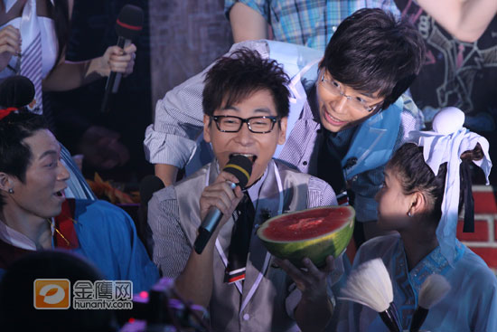 马可，李好，骁骁《挑麦》开场大秀RAP，和MR.MIC比唱功（金鹰网摄影 张磊 金鹰网独家图片 转载请注明出处）