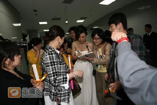 4月26日晚，第16届北京大学生电影节颁奖礼在北京举行，张静初夺得“最受欢迎女演员奖 ”。当晚，身着一席低胸白色长裙的张静初出现在颁奖礼后台，一度引起媒体及影迷混乱，混乱中张静初的裙角被他人踩到，长裙险些滑落，惊魂未定的张静初在工作人员的护送下离开现场。