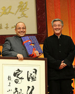 2009年4月28日，北京，赵本山唯一洋徒弟鲍比-肯当天在北京西四环某酒店迎娶相恋10年的女友张雯婷。赵本山将以主婚人的身份出席，并早早到场休息准备力撑全场。