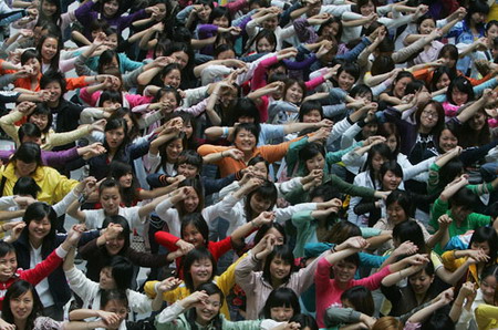 2006年4月29日，2006年《超级女声》杭州赛区报名首日，前来报名的女生们在现场拍摄宣传片，为自己加油鼓劲。