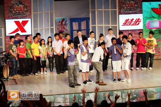4月27日，来自北京大学的学生和宁波诺丁汉大学的学生做客天天向上，不过他们来不是展示他们的才学有多厉害，而是带着他们的“地板球”“飞碟运动”，为大家介绍这两种“绅士运动”。（摄影：程艳 金鹰网独家稿件 转载请注明版权）