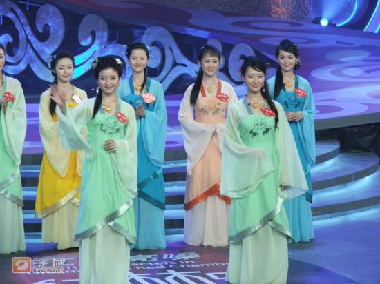 2006年8月21日，人民大会堂，一场声势浩大的重拍电视剧《红楼梦》及“红楼梦中人”大型选秀活动正式启动。众星云集，拥过红地毯。不过，这场活动的关键词只有两个：重拍和海选，它们与明星无关。