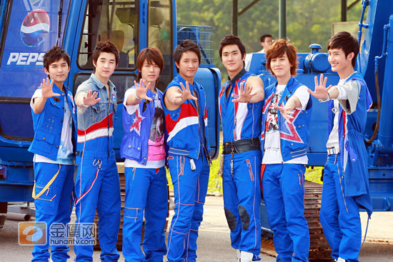 ID# 1897095
2819K 2336X3504
Super junior-M摆出经典奥义奥造型——我们是SJ-M！
