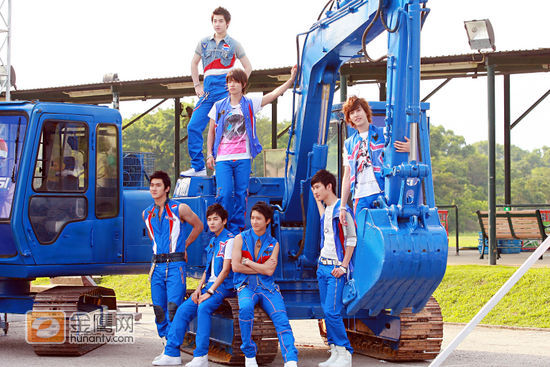 
Super junior-M摆出经典奥义奥造型——我们是SJ-M！
