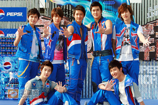 Super junior-M摆出经典奥义奥造型——我们是SJ-M！
