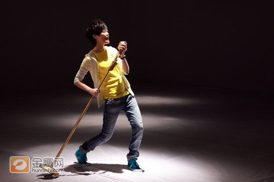 金鹰娱乐讯 （驻京记者：冯紫剑摄影） 28日，由李宇春拍摄的“快女”宣传片在湖南卫视滚动播出。清新的造型加招牌“春式动作”，宣传片一经播出，09超女未启先热。 （金鹰网独家稿件，转载请注明出处。）