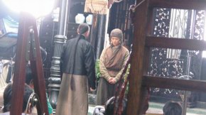 李宇春《十月围城》片场被偷拍
