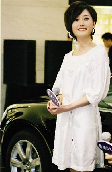 苏蕾亮相车展
