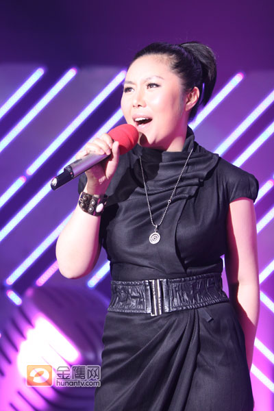 纪敏佳演唱《爱什么稀罕》