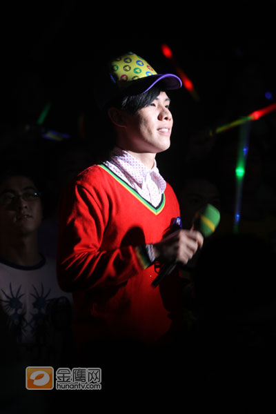 孙文海演唱《手牵手》