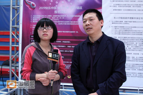 父亲陪伴王霞报名