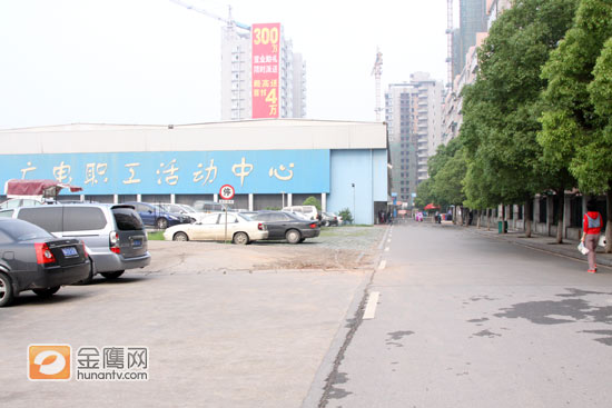 快乐女声长沙唱区五一启动，报名地址为湖南省广电职工活动中心。这个地方就在湖南广电大楼的旁。（摄影：程艳 金鹰网独家稿件 转载请注明版权）