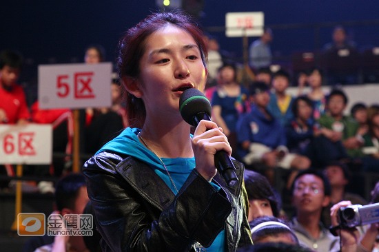 金鹰娱乐讯 湖南卫视《成人礼》节目彩排现场主持人谢娜素颜现身，依旧美丽可爱。并现场与C-Block表演精彩口技。（金鹰网独家稿件转载请注明出处 图/文：聂丽）