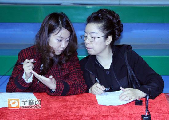 妈妈钱慧英（右）和女儿宁晓（左）同时报名“快女”